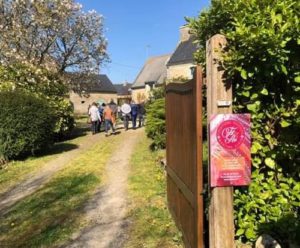 Suivez les panneaux, entrez dans la cour, garez-vous et découvrez l'atelier sur le côté de la maison