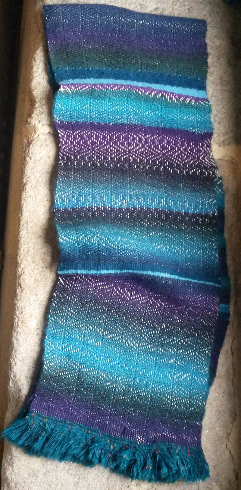 Echarpe tricotée main, laine Brazilia unie bleue, marque Schachenmayr